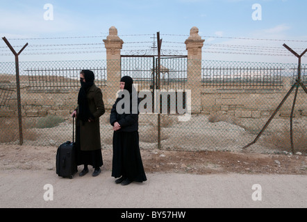 Heilige drei Könige Orthodoxe feiern an der Taufstelle des Qasr el Yahud. Fluss Jordan Stockfoto