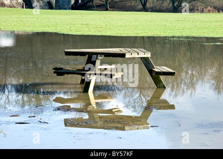 Reflexion der Picknick-Tisch im Hochwasser Stockfoto