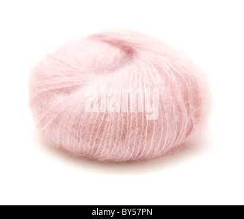 neuer Ball von blass rosa Mohair isoliert auf weißem Hintergrund Stockfoto