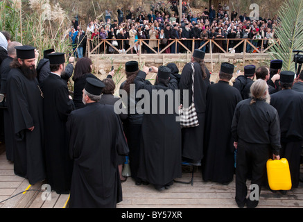 Heilige drei Könige Orthodoxe feiern an der Taufstelle des Qasr el Yahud. Fluss Jordan Stockfoto