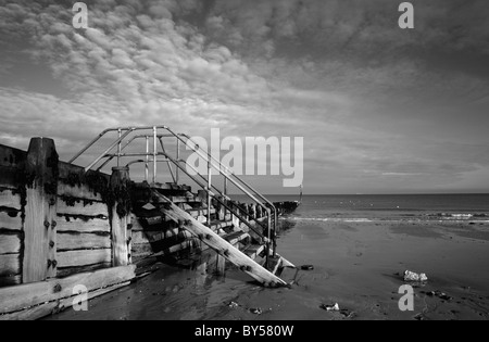 Schwarz / weiß Bild überspringt ein Wellenbrecher am Strand von Cromer, Norfolk, England, Vereinigtes Königreich. Stockfoto