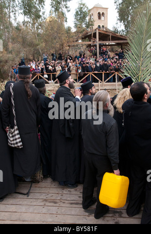 Heilige drei Könige Orthodoxe feiern an der Taufstelle des Qasr el Yahud. Fluss Jordan Stockfoto