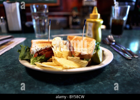 Ein BLT mit gekräuselten Kartoffelchips Stockfoto