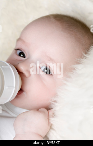 Ein Baby saugen an einer Babyflasche Stockfoto