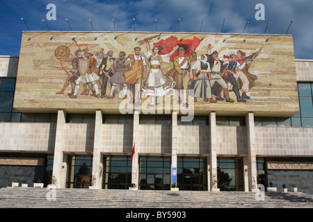 Albanien-Tirana-Tirana-kommunistische Propaganda Mosaik Außenfassade des National History Museum in Skanderbeg-Platz Stockfoto