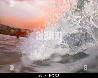 Brechenden Welle bei Sonnenuntergang am Strand von Las Canteras Stockfoto