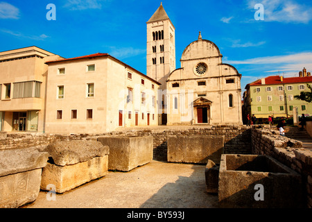 Romaesque Fassade der Kirche St Mary - Datum von 1105 - Zadar, Kroatien Stockfoto