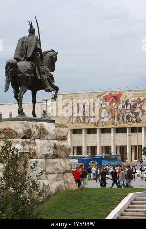 Albanien Tirana Tirana Reiterstatue von George Castriot Skanderbeg, dem albanischen Nationalhelden außerhalb des Nationalmuseums Stockfoto