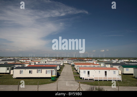 England Kent Romney Sümpfe Old Romney, Blick auf Camber Urlaub Caravan Park in Richtung entfernte Windkraftanlagen. Stockfoto