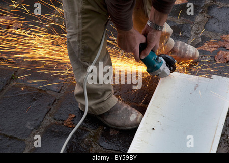 Detail eines Mannes mit einer Kreissäge Stockfoto