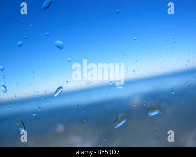 Blick auf das Meer durch nasses Glas Stockfoto