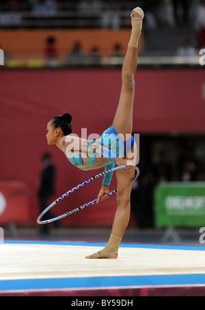 Indien XIX Commonwealth Games in Delhi 2010 Rhythmische Sportgymnastik. Turner mit dem Reifen. Stockfoto