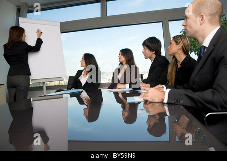 Business-Team von sechs Personen an einem Tisch sitzen Stockfoto