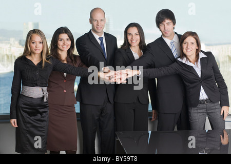 Gruppe von sechs Geschäftsleute setzen Sie ihre Hände auf der einen Seite Stockfoto