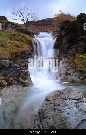 Kamm Beck Wasserfall auf dem südlichen Ufer von Buttermere, englischen Lake District. Stockfoto