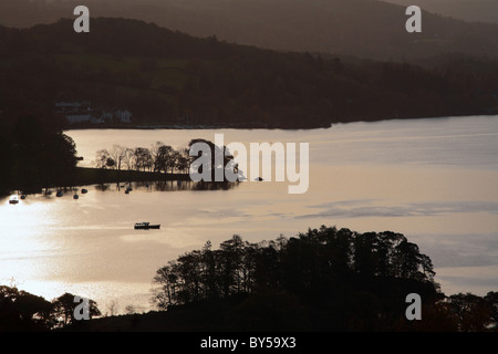 Starten Sie auf Windermere in Richtung Wray Castle von Waterhead, Hintergrundbeleuchtung, goldenen Wasser. Nationalpark Lake District, England UK. Stockfoto