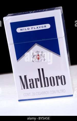 Nahaufnahme von einer Packung Marlboro Zigaretten. Die blaue Edition in Mexiko verkauft. Stockfoto