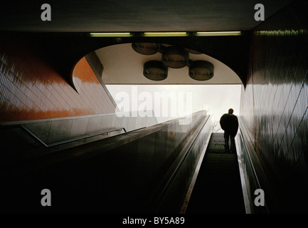 Niedrigen Winkel Blick eines Mannes auf einer u-Bahn-Rolltreppe Stockfoto