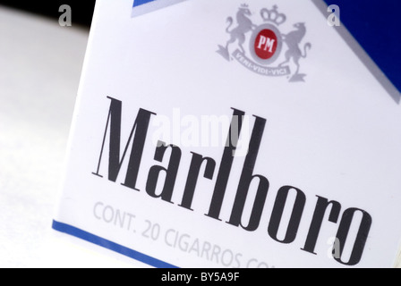 Nahaufnahme von einer Packung Marlboro Zigaretten. Die blaue Edition in Mexiko verkauft. Stockfoto