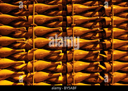 Detail der Flaschen Champagner in einem rack Stockfoto