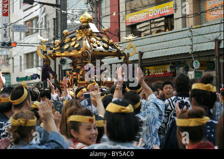 Tragbaren Schrein erfolgt durch Asakusa, Sanja Matsuri, Asakusa, Tokio, Japan Stockfoto