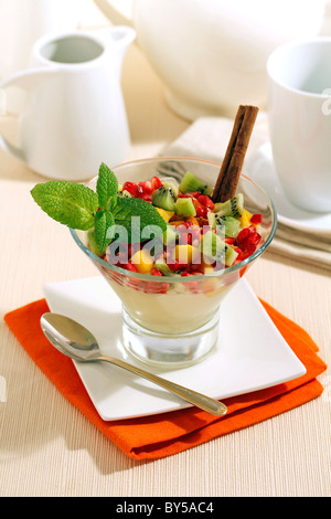 Vanillecreme mit Früchten. Rezept zur Verfügung. Stockfoto