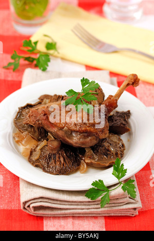 Confit de Canard mit Pilzen. Rezept zur Verfügung. Stockfoto