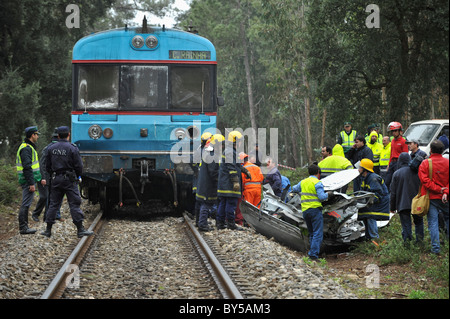 Überreste eines Autos durch die Kollision mit einem Zug zerstört Stockfoto