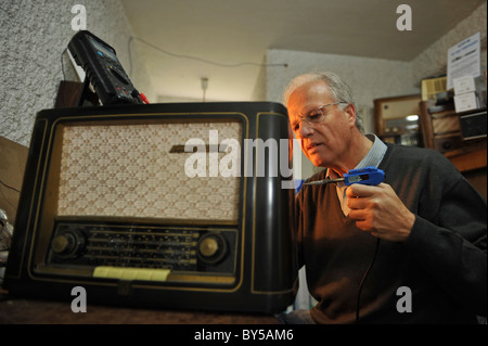 Techniker, die Reparatur eines alten 50er Jahre Grundig 941W Radios in seiner Werkstatt Stockfoto