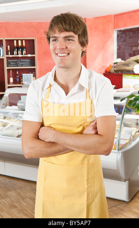 Porträt von einer Verkäuferin in einem Gourmet-Feinkost Stockfoto