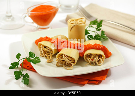 Gefüllte Pasta mit kleine Aale (Ersatz). Rezept zur Verfügung. Stockfoto