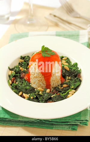 Vollkorn-Reis mit Spinat. Rezept zur Verfügung. Stockfoto