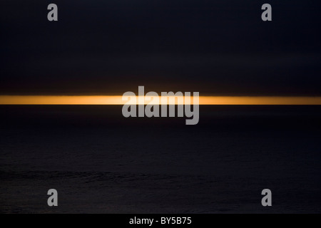 Dunkle Wolken über dem Meer in der Abenddämmerung Stockfoto