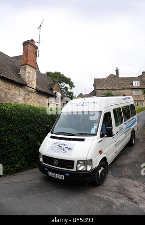 Die Tirley Gemeinschaft "Jillywood" Bustour - Passagiere in Gloucestershire Dorf von Bisley Stockfoto