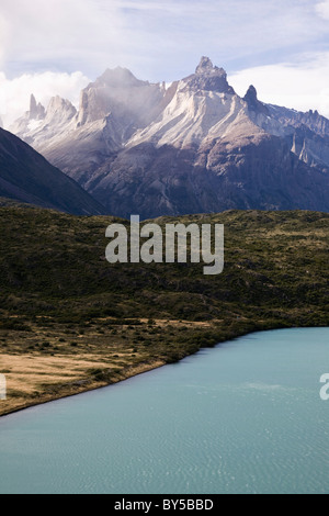 Detail des Sees Pehoe und Cuernos del Paine, Torres del Paine Nationalpark, Chile Stockfoto