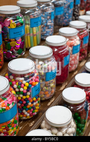 Reihen von Süßigkeiten Gläser in einem Süßwarengeschäft Stockfoto