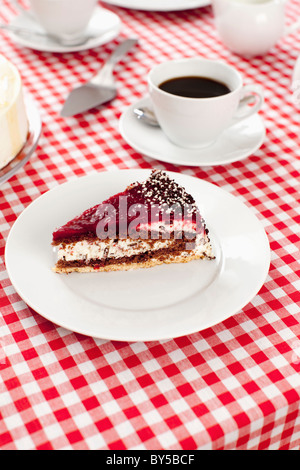 Ein Stück Kuchen und Tasse Kaffee Stockfoto