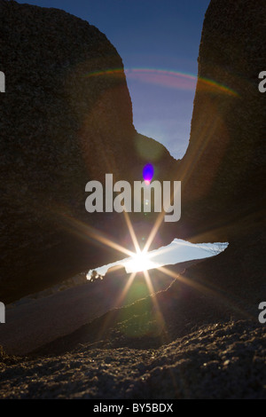 Sonnenlicht scheint durch Granit Felsformationen in Joshua Tree Nationalpark, Kalifornien, USA. Stockfoto