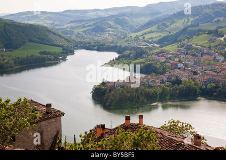 Blick über den See von Sassocorvaro Dorf Mercatale Dorf, Marche, Italien Stockfoto