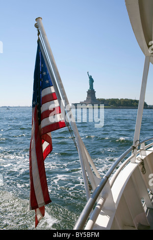 Amerikanische Flagge auf einer Fähre, Statue of Liberty im Hintergrund Stockfoto