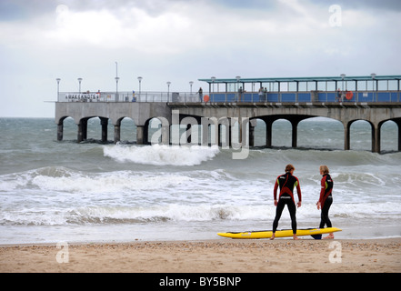 Rettungsschwimmer in Boscombe in der Nähe von Bournemouth, wo eine künstliche Surf-Riff UK erstellt wurde Stockfoto