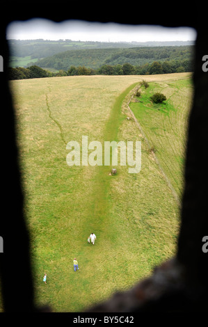 Eine Familie der Cotswold Weg Weg in der Nähe von North Nibley, Gloucestershire - betrachtet aus einem Fenster in Tyndales Denkmal - Augus Stockfoto