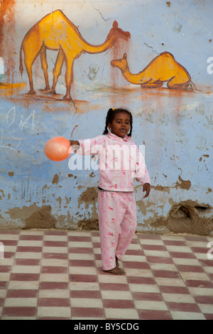 Junge Kinder beim Spielen im nubischen Dorf außerhalb von Assuan, Ägypten 2 Stockfoto