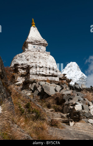 Tibetische Chorten und die mächtigen Gipfel der Ama Dablam in der Everest Region Nepals Stockfoto