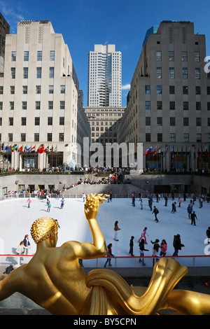 Rockefeller Plaza, Statue von Prometheus, gleiten am Rockefeller Center, New York, USA Stockfoto