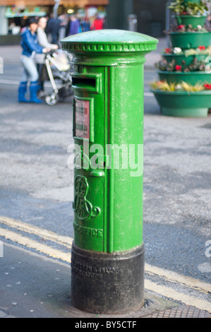 Einen grünen irischen Briefkasten in Limerick, Irland Stockfoto