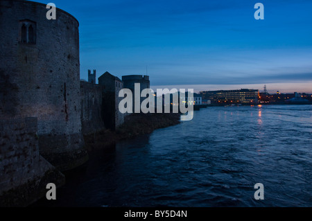 St John's Castle über den Fluss Shannon als Dämmerung in der Stadt Limerick, Republik von Irland. Stockfoto