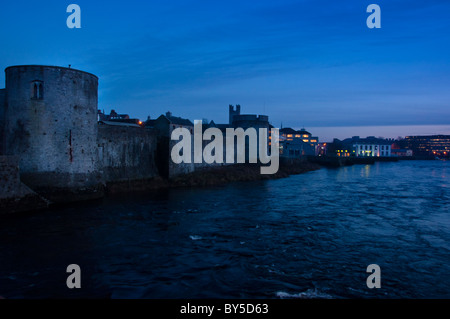 St John's Castle über den Fluss Shannon als Dämmerung in der Stadt Limerick, Republik von Irland. Stockfoto