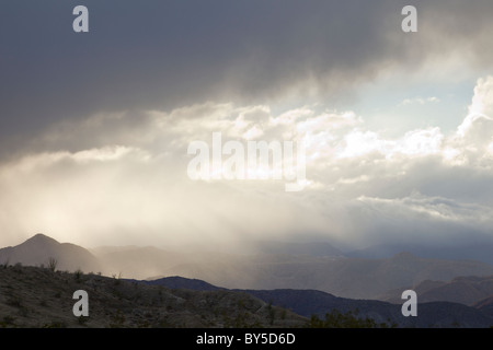 Sägezahn Berge Silhouette durch die Strahlen der Sonne hinter Wolken an Anza-Borrego Desert State Park, Kalifornien, USA. Stockfoto