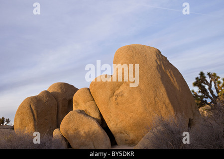 Goldenes Sonnenlicht scheint surreal Granit Felsformationen in Joshua Tree Nationalpark, Kalifornien, USA. Stockfoto